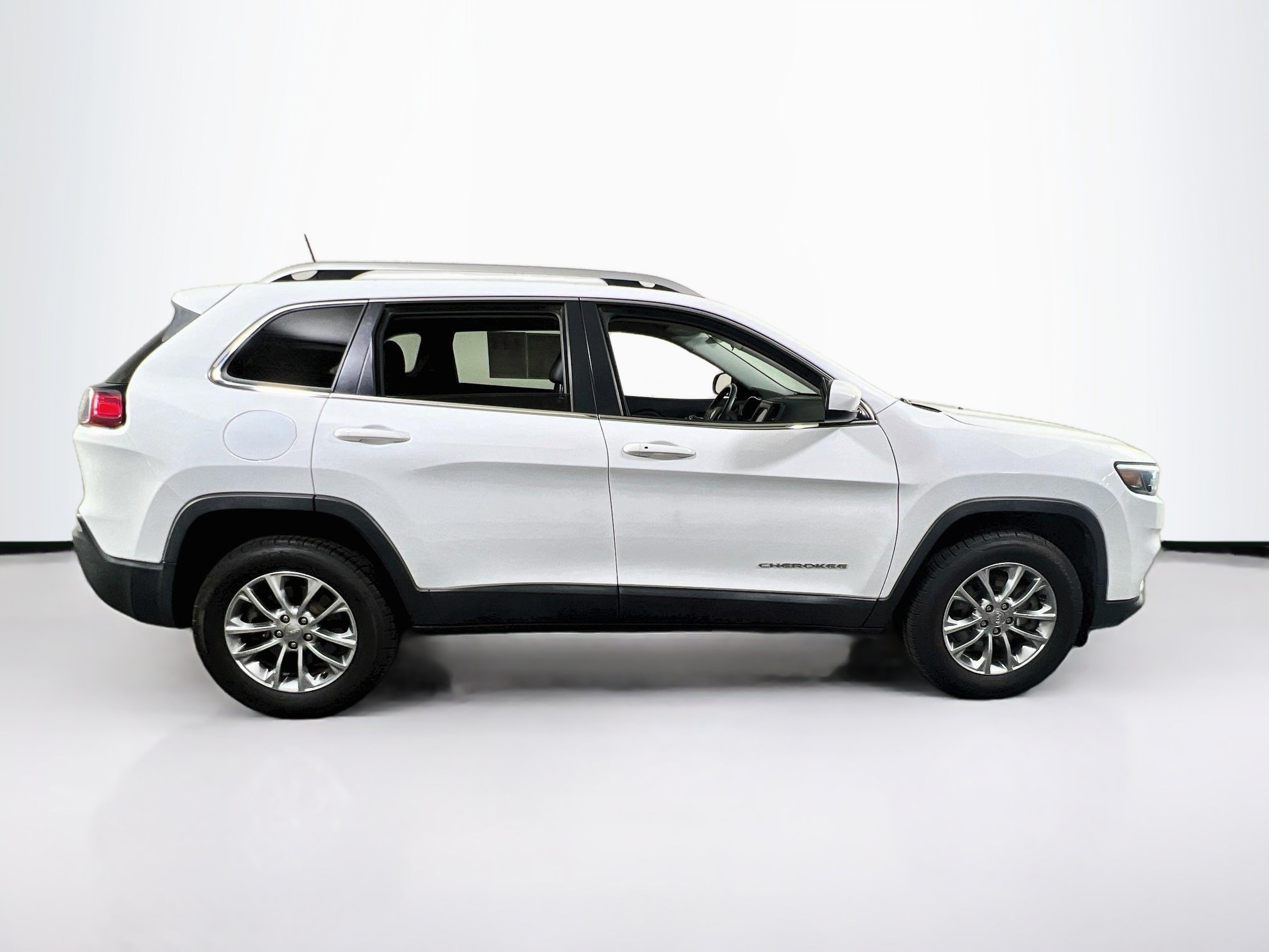 Used 2019 Jeep Cherokee Latitude Plus w/ Cold Weather Group AWD/4WD image 4