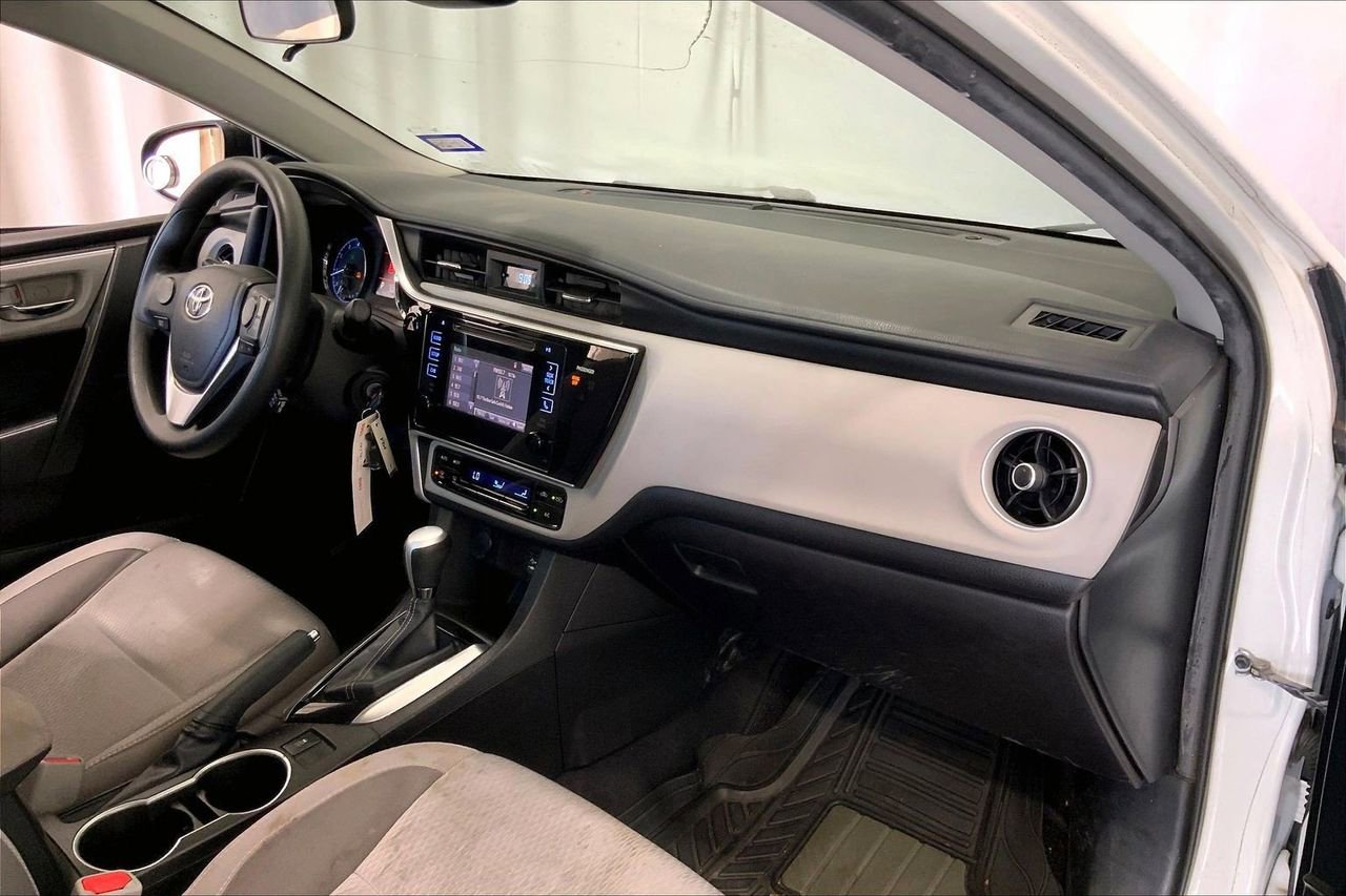 Used 2017 Toyota Corolla LE image 28