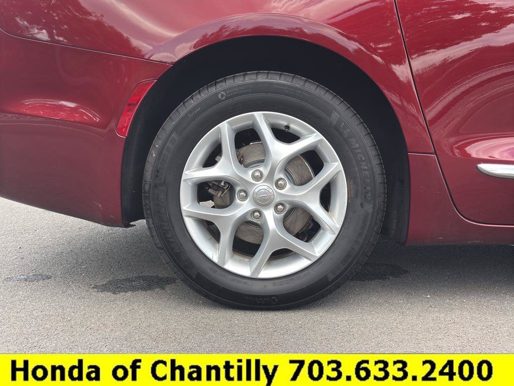 Used 2017 Chrysler Pacifica Touring-L w/ Tire & Wheel Group FWD image 25