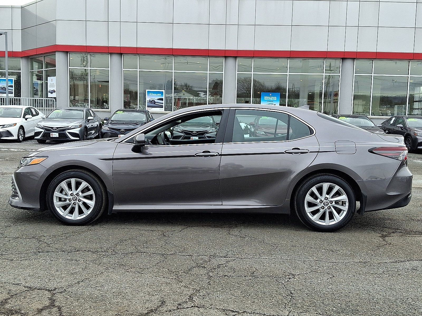 Used 2023 Toyota Camry LE image 4