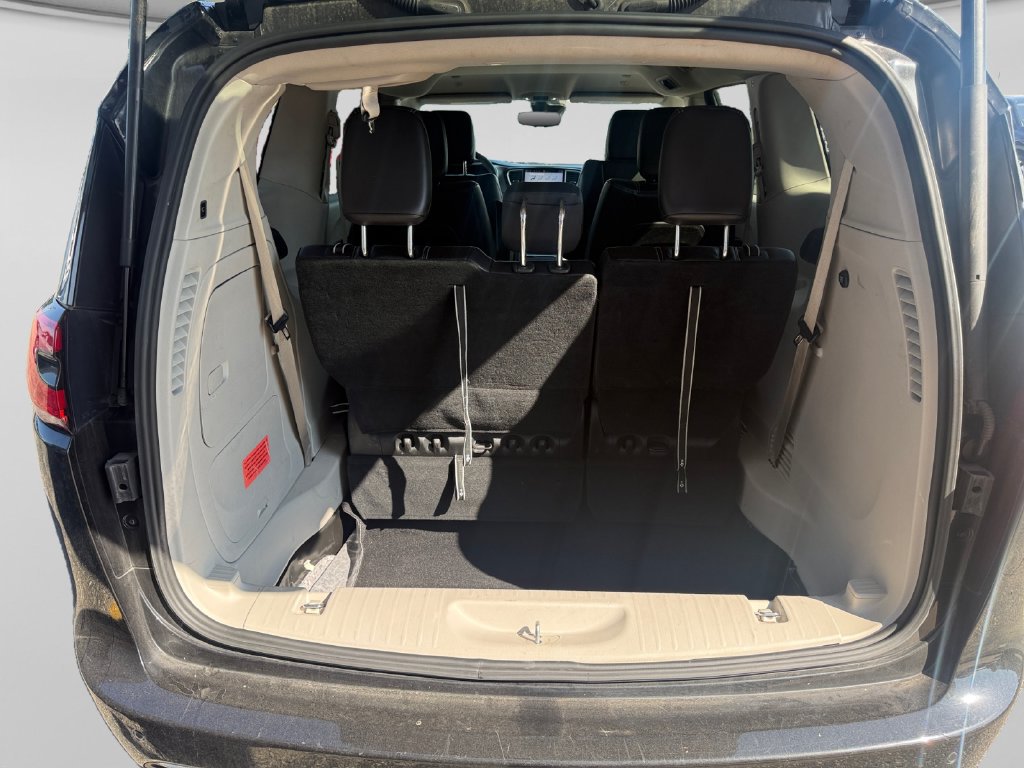 Used 2023 Chrysler Pacifica Touring-L FWD image 44