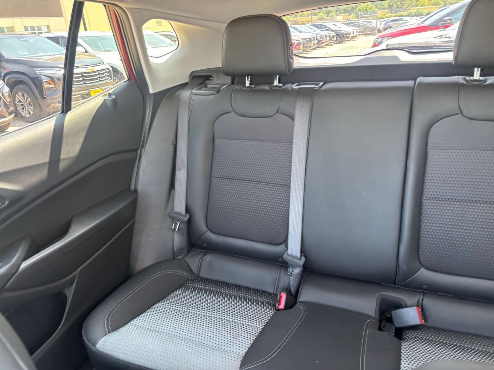 Used 2025 Chevrolet Trax LT FWD image 33