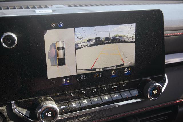 Used 2025 Chevrolet Colorado Z71 w/ Technology Package AWD/4WD image 21