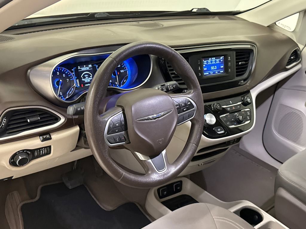 Used 2017 Chrysler Pacifica Touring image 22