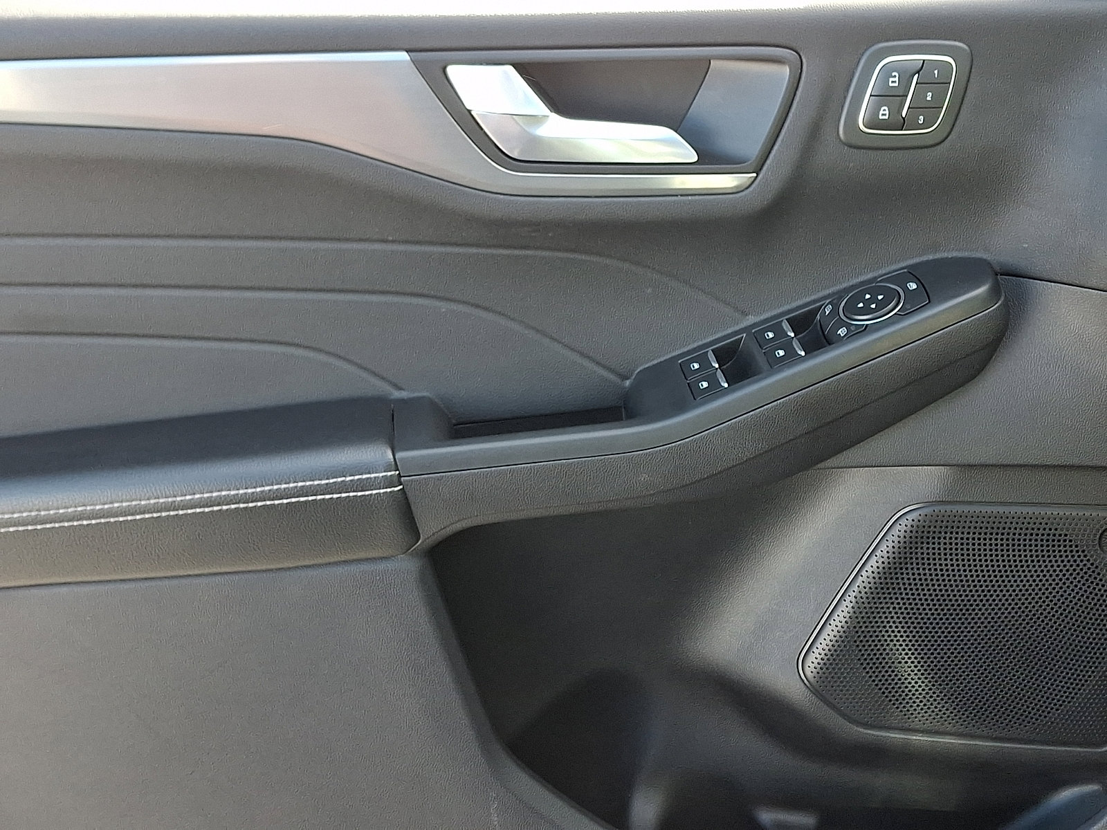 Used 2022 Ford Escape Titanium w/ Class II Trailer Tow Package image 13