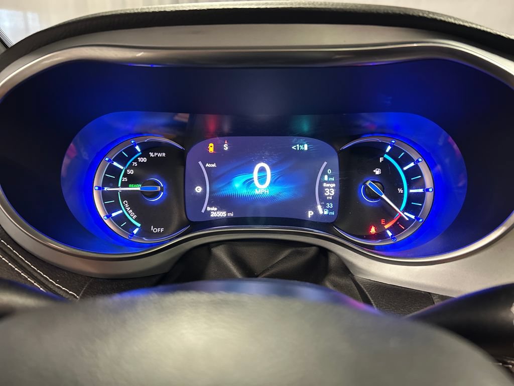 Used 2025 Chrysler Pacifica Premium FWD image 16