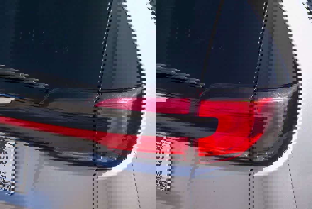 Used 2023 Chrysler Pacifica Touring-L image 14