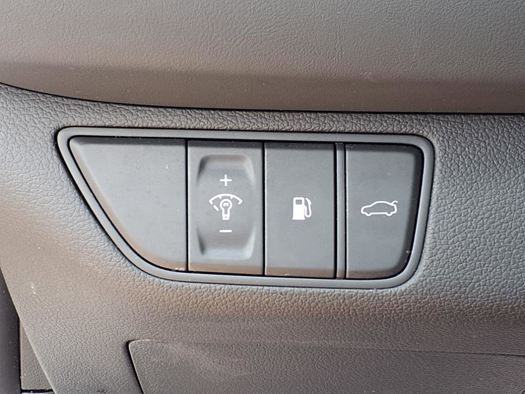 Used 2025 Genesis G70 2.5T image 16