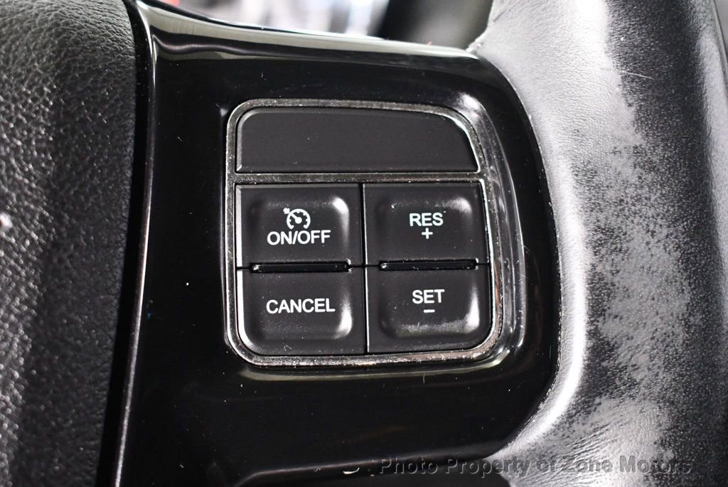 Used 2014 Chrysler Town & Country Touring-L image 36