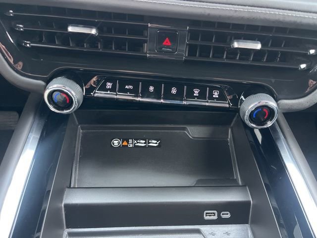 Used 2025 Chevrolet Suburban LT image 32