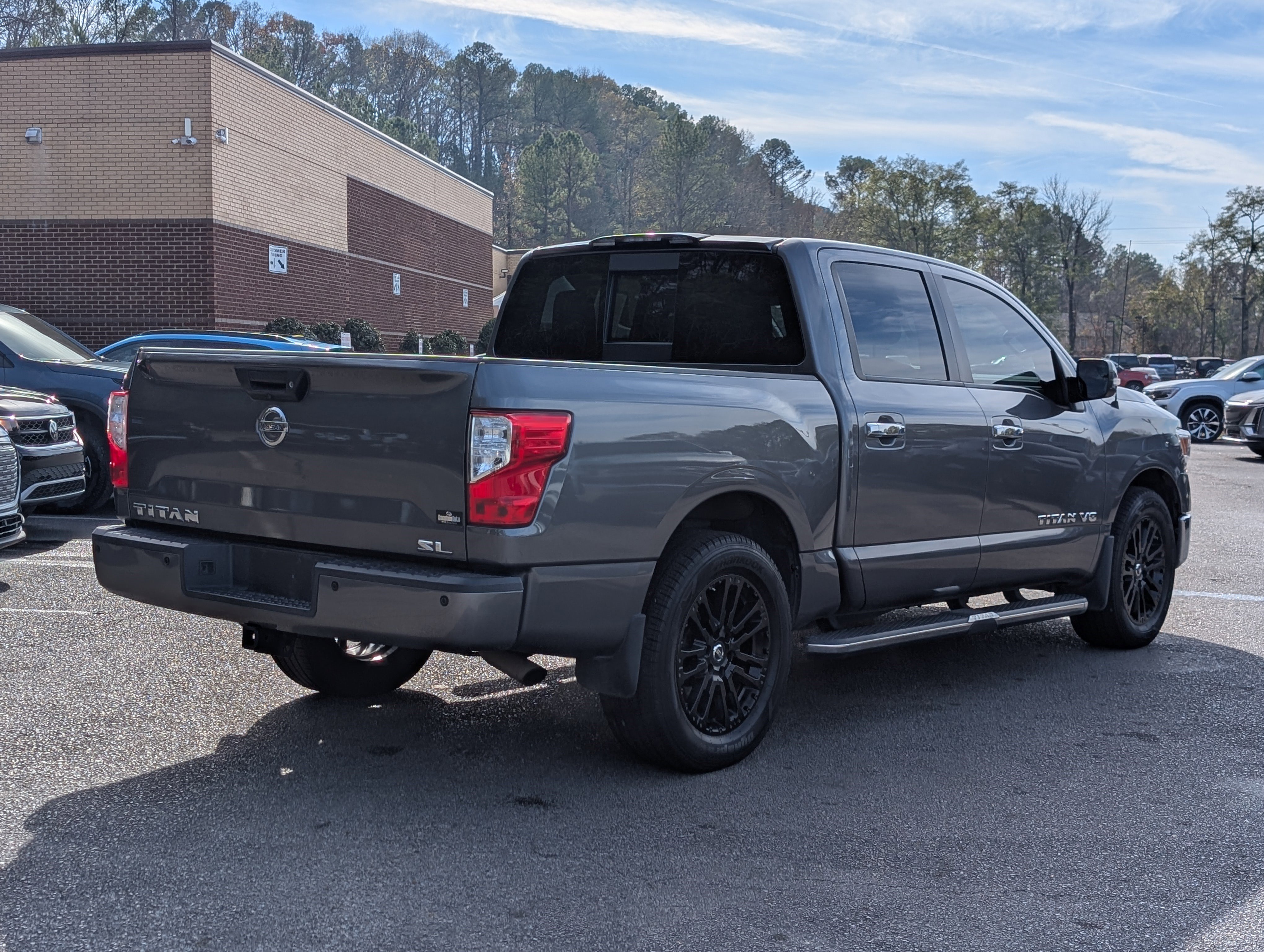 Used 2018 Nissan Titan SL image 9
