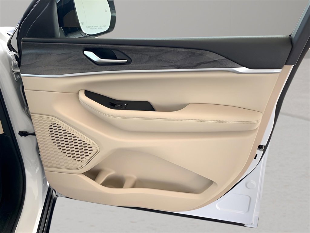 Used 2023 Jeep Grand Cherokee Limited image 29