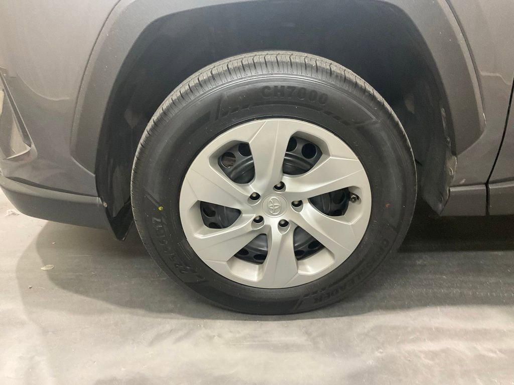 Used 2021 Toyota RAV4 LE AWD/4WD image 6