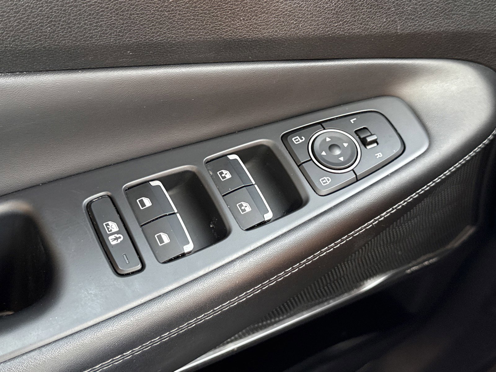 Used 2022 Hyundai Santa Fe SEL w/ Convenience + Premium Package image 17