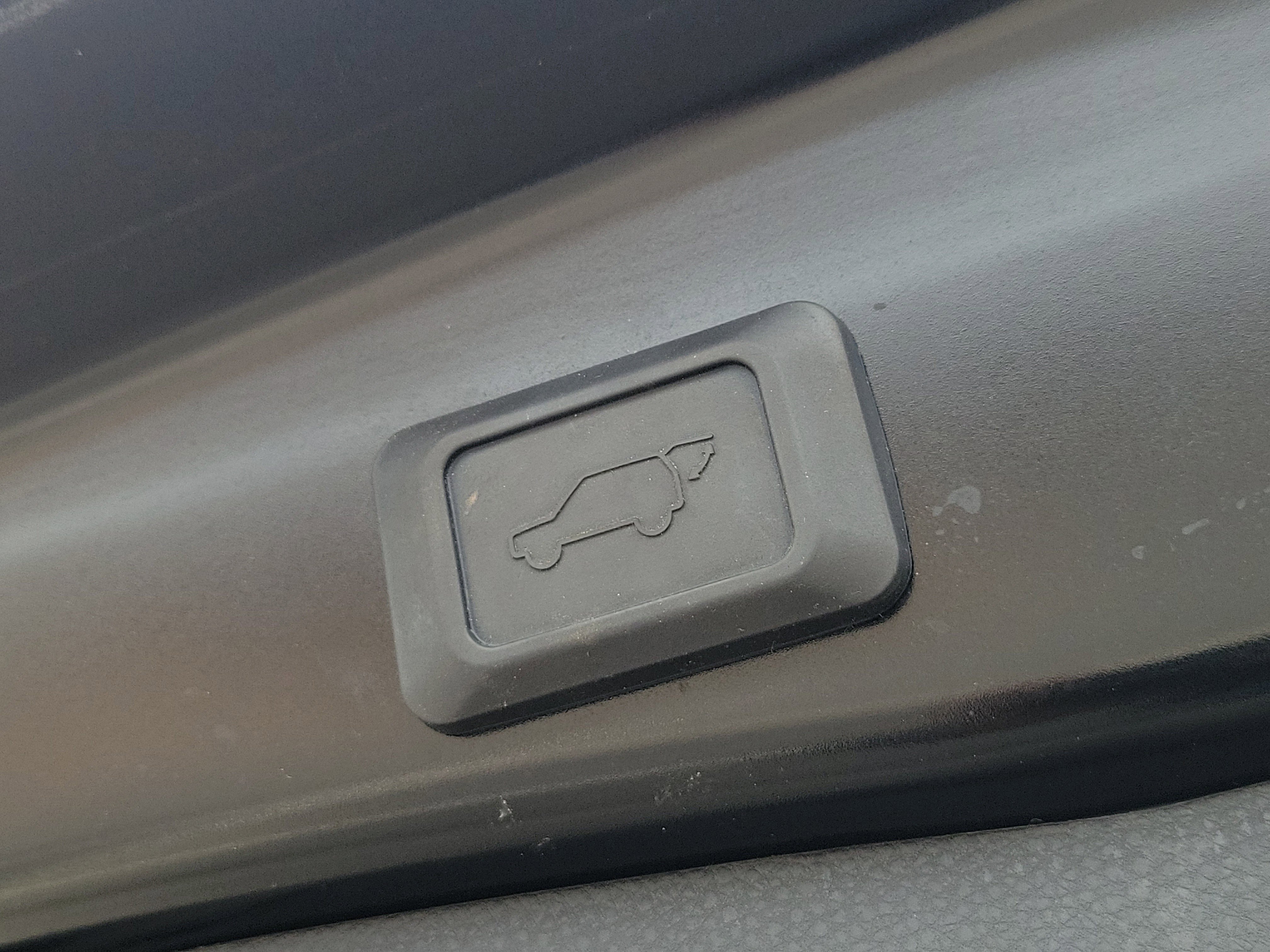 Used 2021 Toyota RAV4 XLE w/ Convenience Package image 8