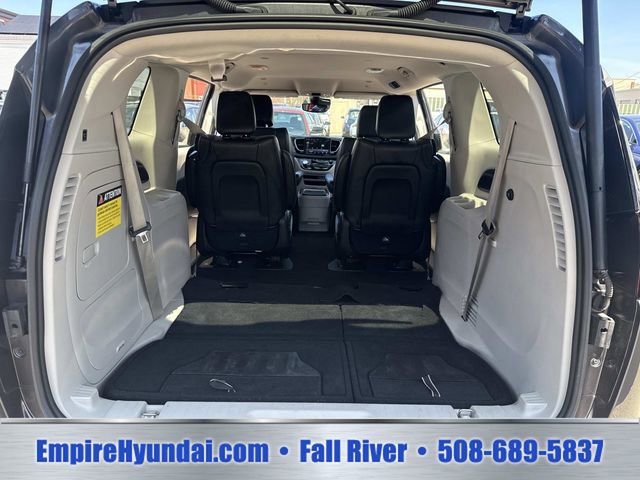 Used 2023 Chrysler Pacifica Touring-L FWD image 7