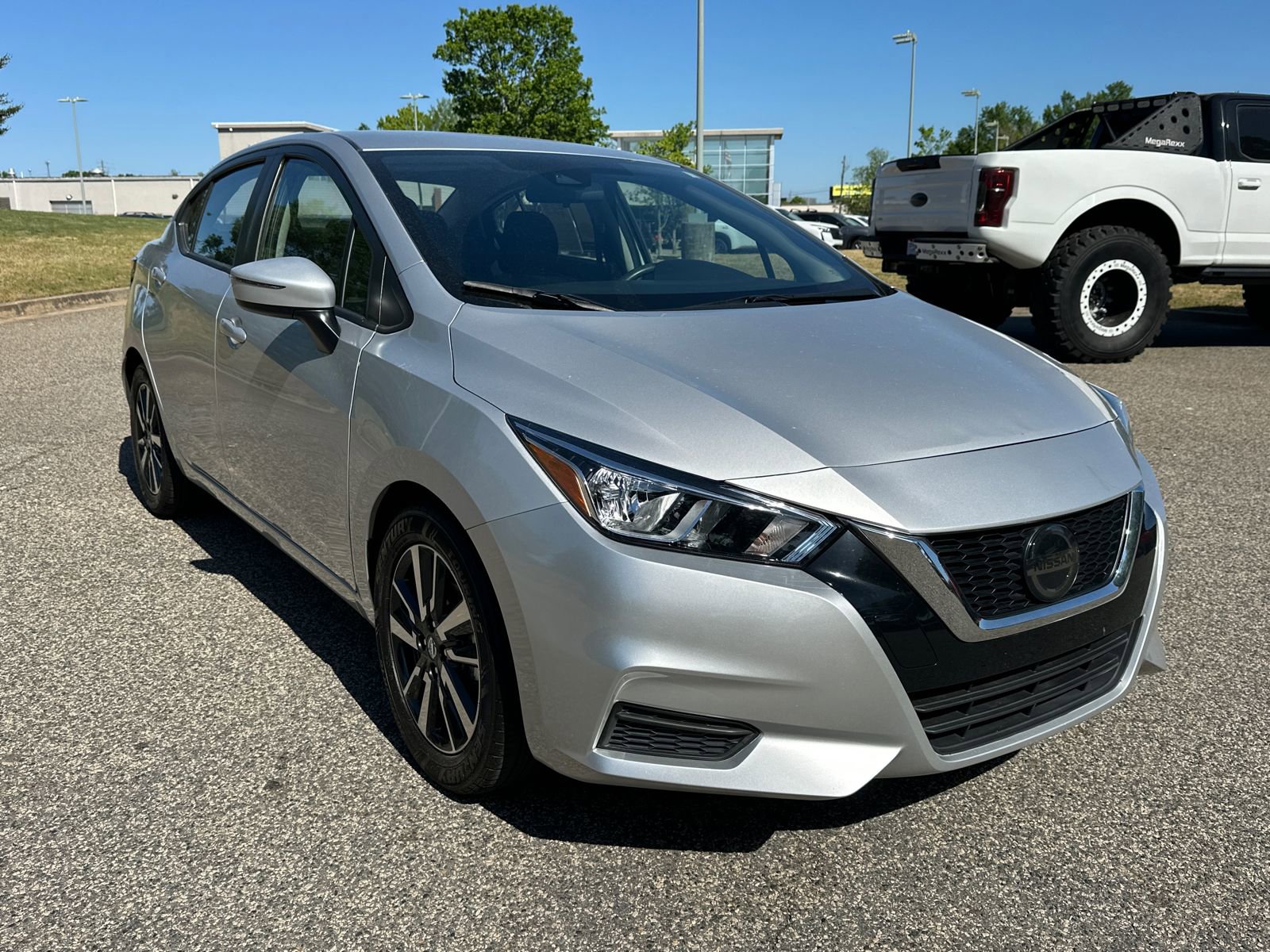Used 2021 Nissan Versa SV image 3