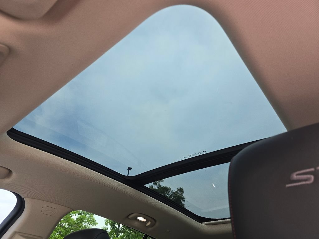 Used 2022 Buick Envision Essence w/ Technology Package II FWD image 3