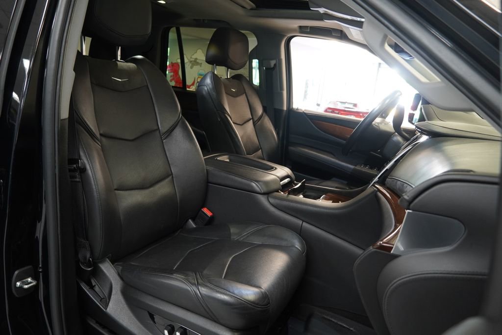 Used 2019 Cadillac Escalade Luxury AWD/4WD image 21