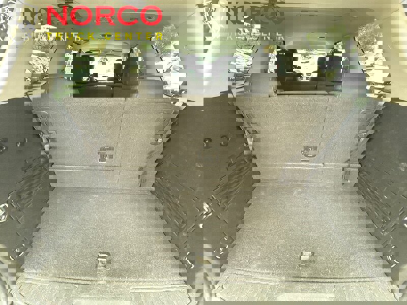 Used 2015 GMC Acadia SLE image 11