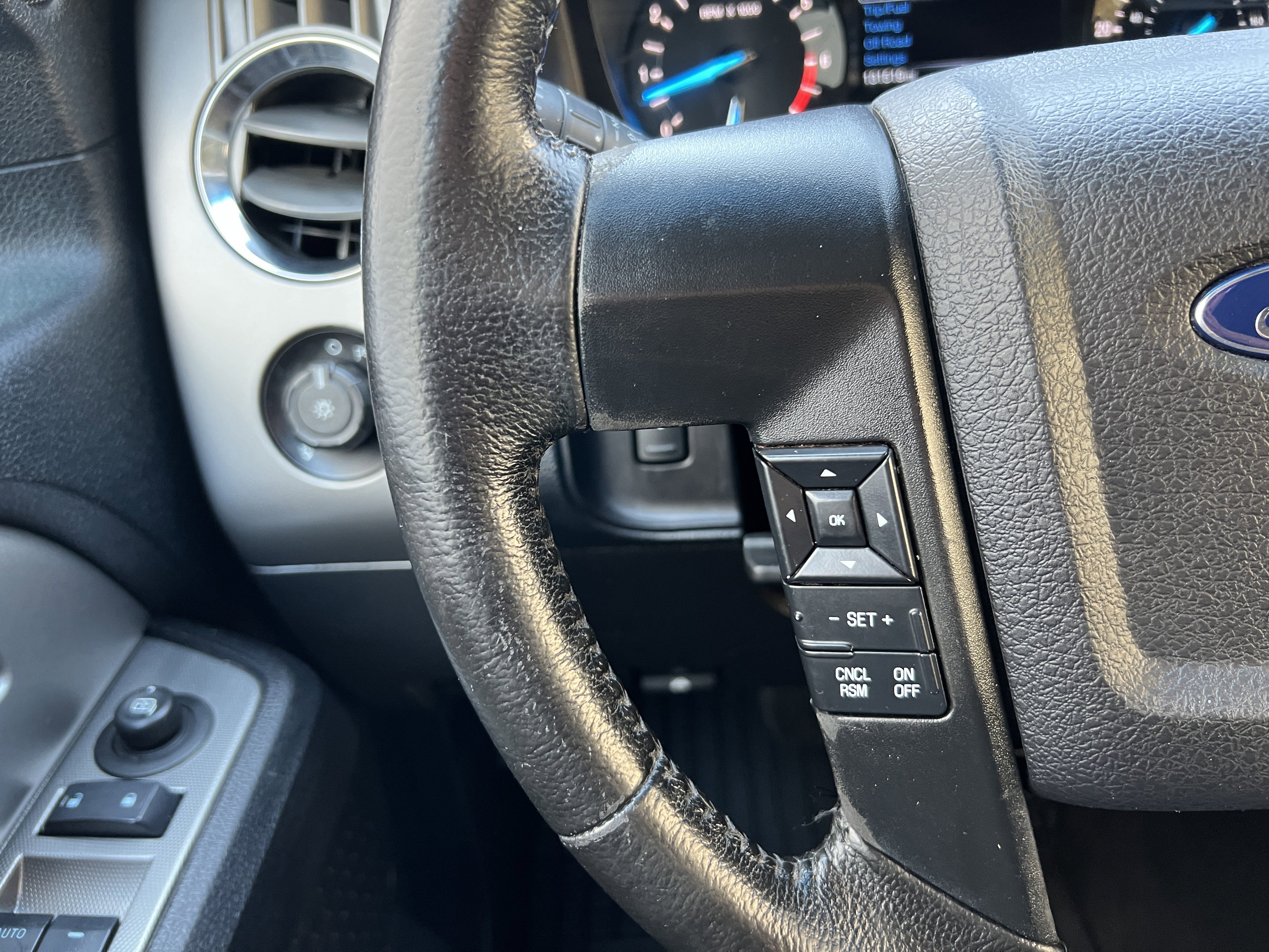 Used 2015 Ford Expedition XLT image 28