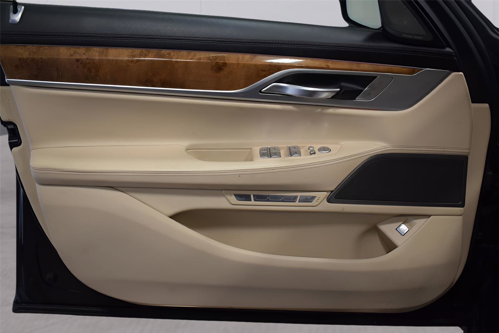 Used 2017 BMW 750i xDrive image 32