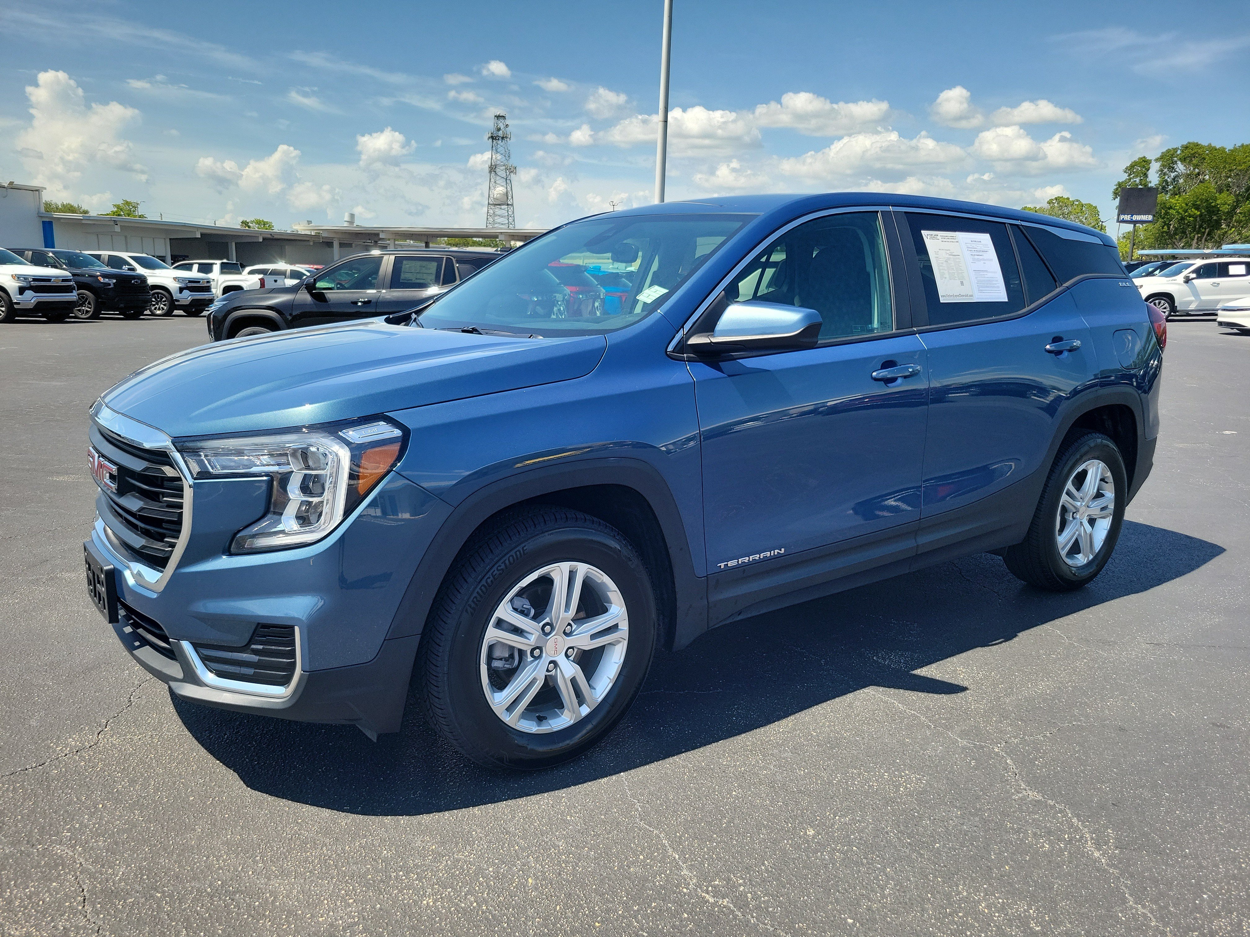 Used 2024 GMC Terrain SLE AWD/4WD image 2