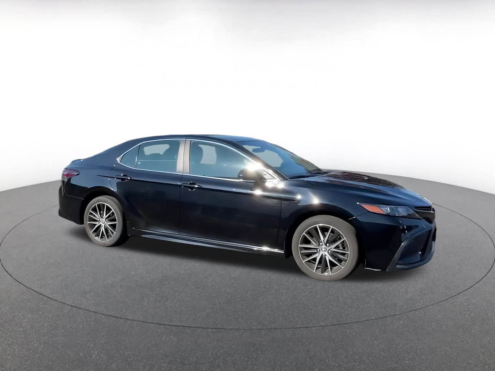 Used 2024 Toyota Camry SE image 2