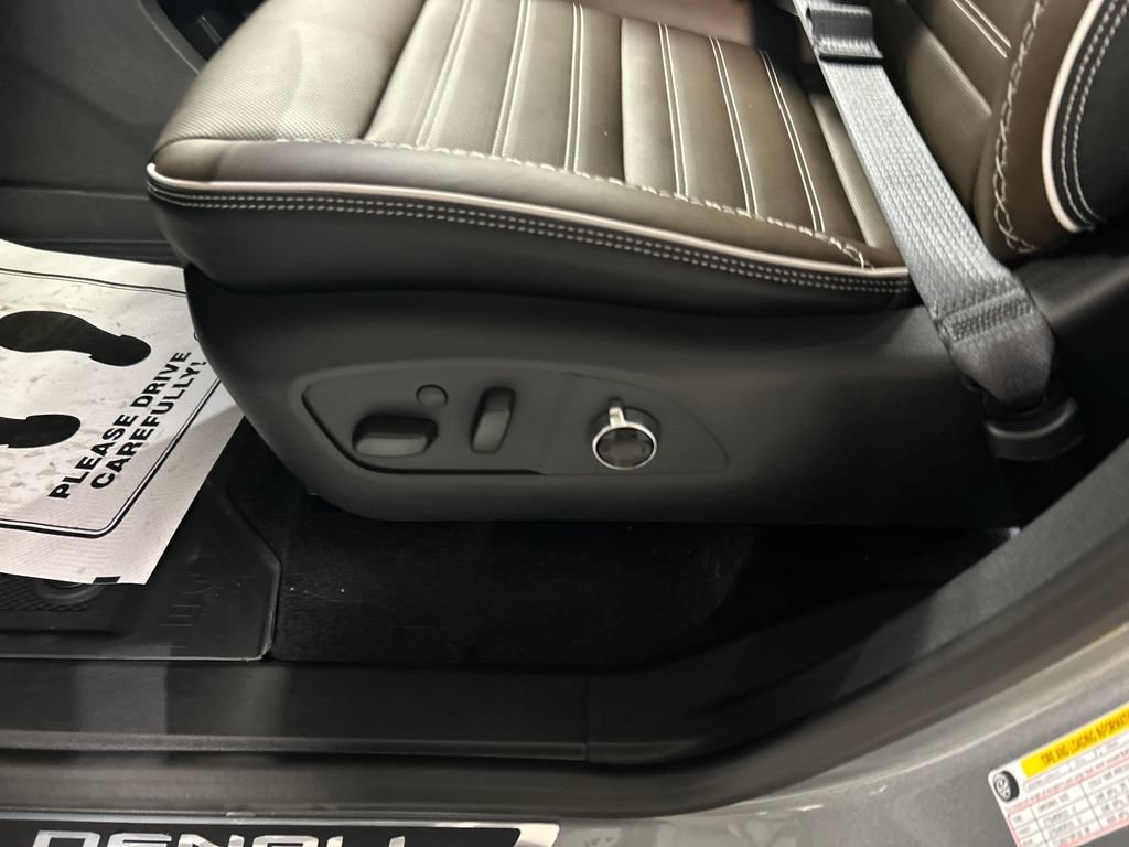 New 2026 GMC Acadia Denali Ultimate w/ LPO, Floor Liner Package AWD/4WD image 11