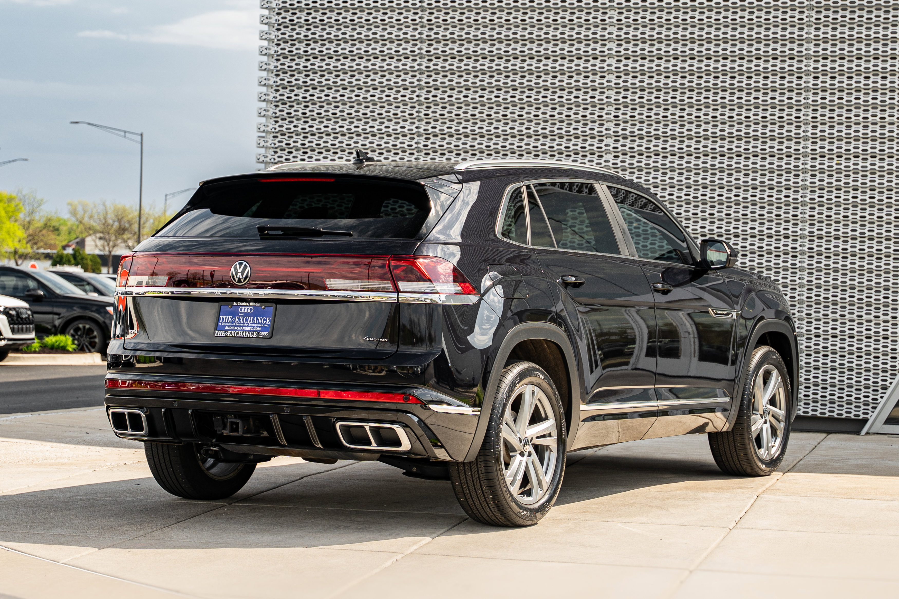 Used 2024 Volkswagen Atlas Cross Sport SEL R-Line AWD/4WD image 4