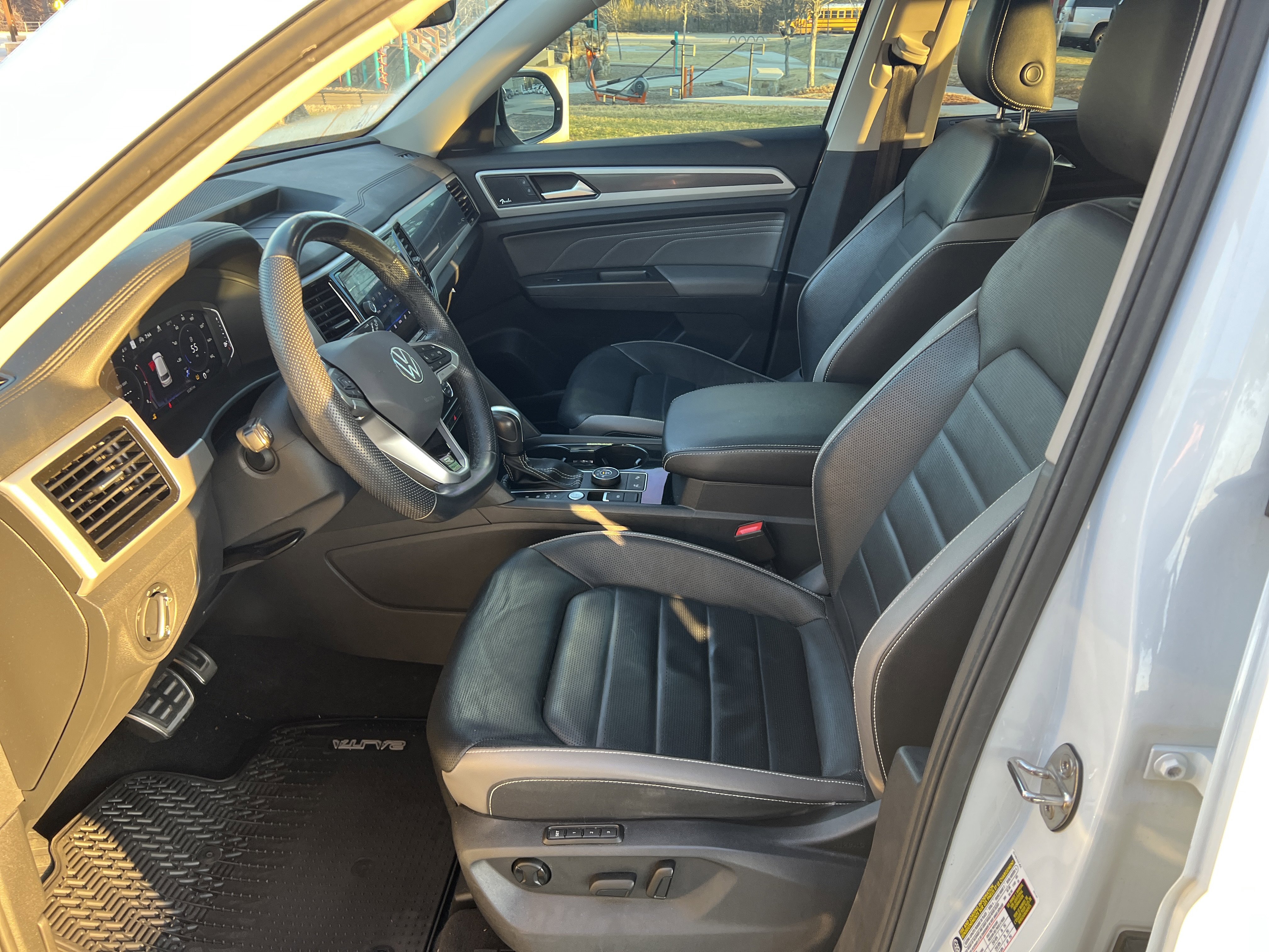 Used 2022 Volkswagen Atlas SEL Premium image 16