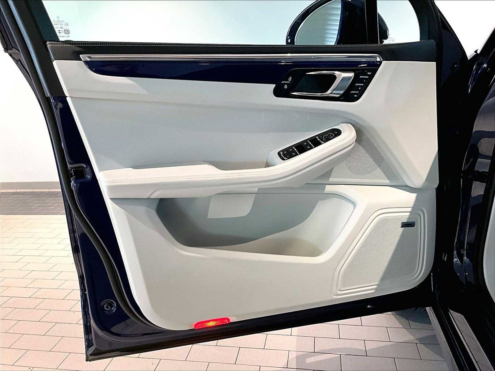 Used 2025 Porsche Macan Turbo image 26