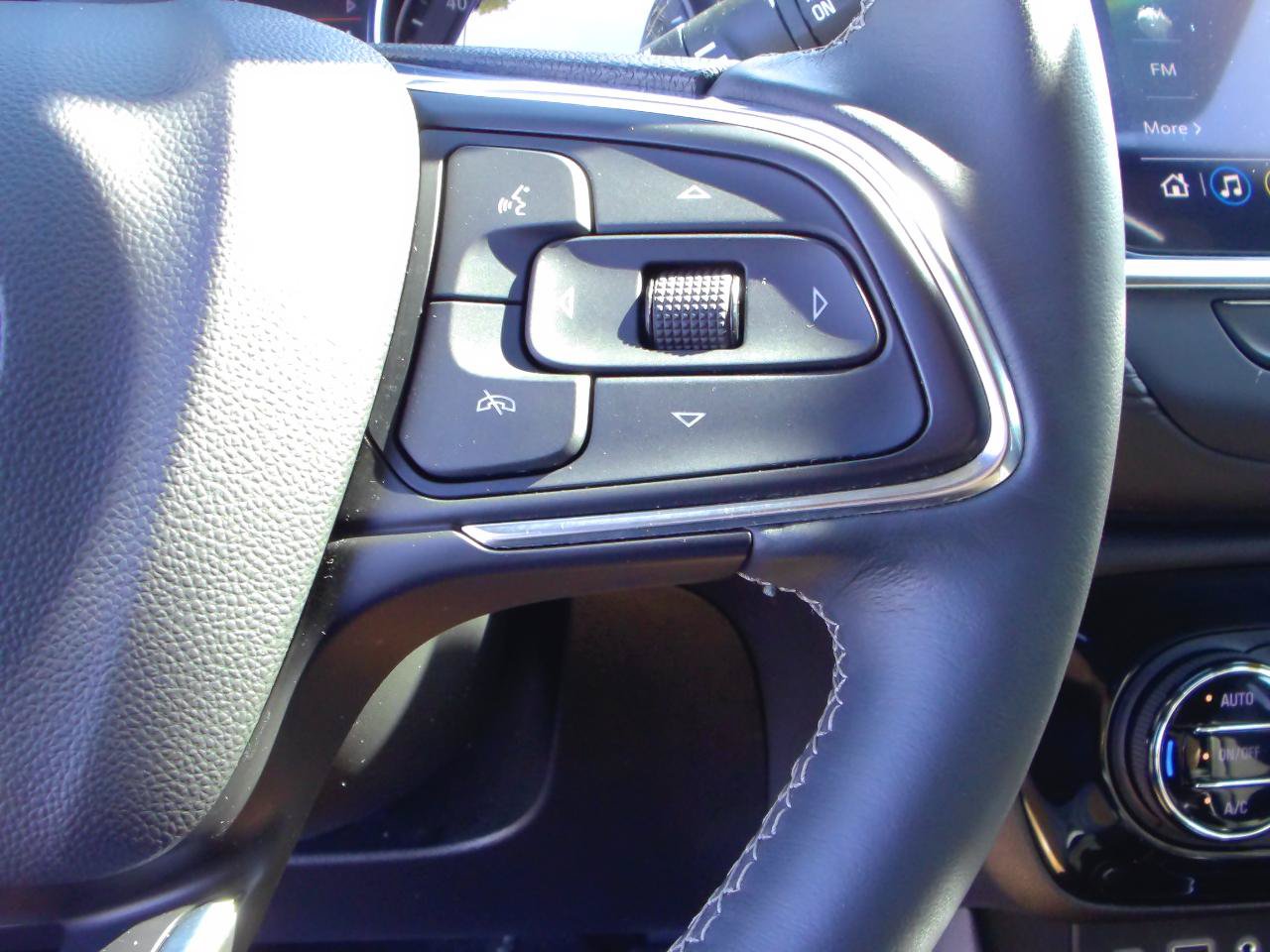 Used 2023 Buick Encore GX Select w/ Sport Touring Package FWD image 18