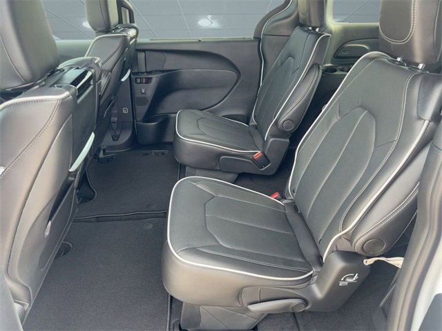 New 2026 Chrysler Pacifica Limited w/ Uconnect Theater Family Group image 15