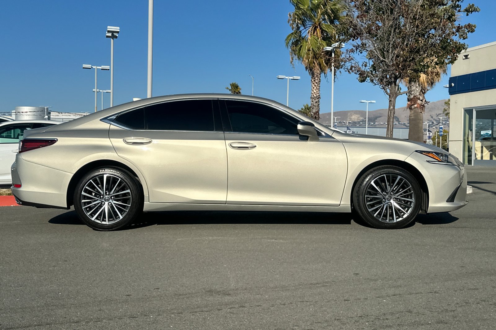 Used 2025 Lexus ES 350 w/ Premium Package FWD image 3