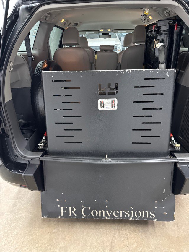 Used 2020 Toyota Sienna L image 2