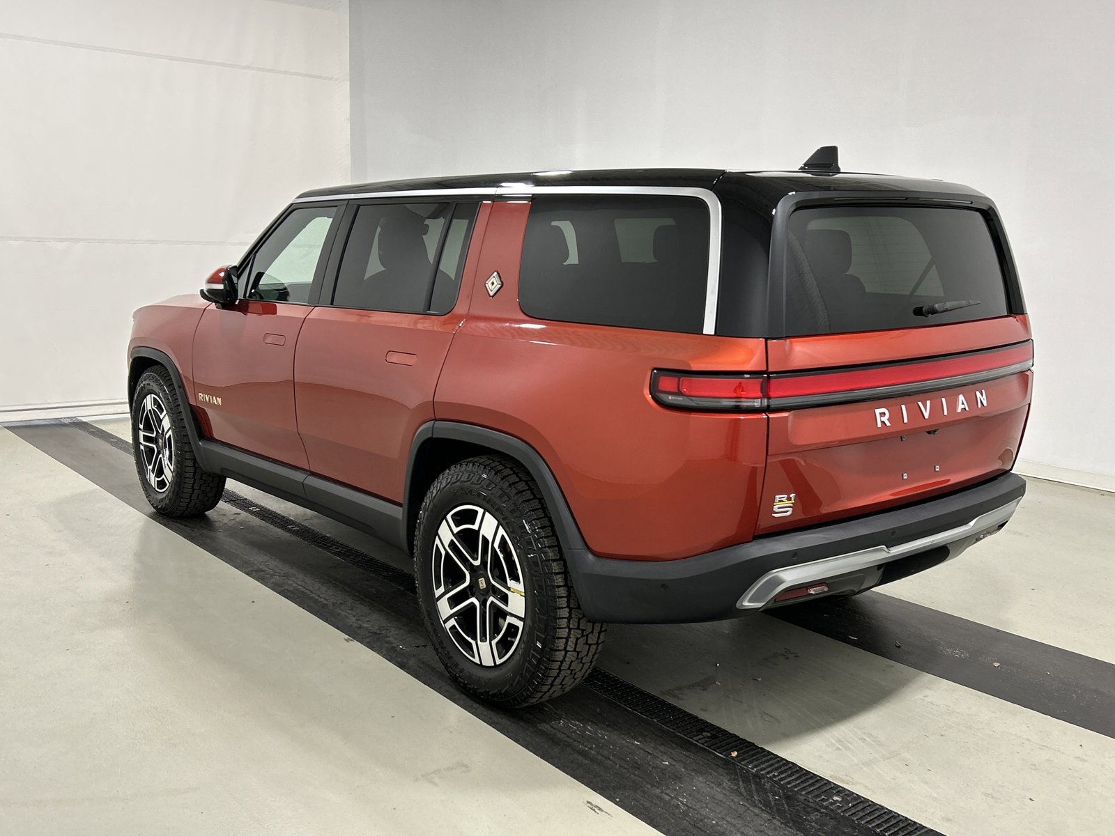 Used 2023 Rivian R1S Launch Edition image 3