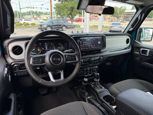 Used 2024 Jeep Wrangler Unlimited Sahara AWD/4WD image 17