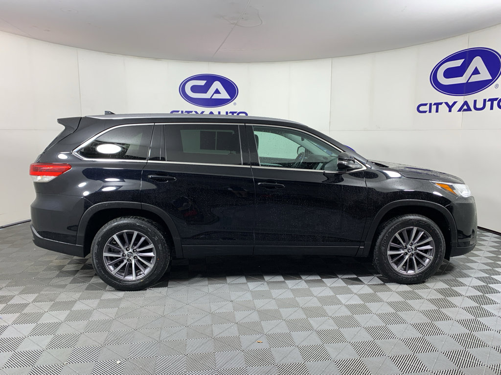Used 2019 Toyota Highlander XLE image 2