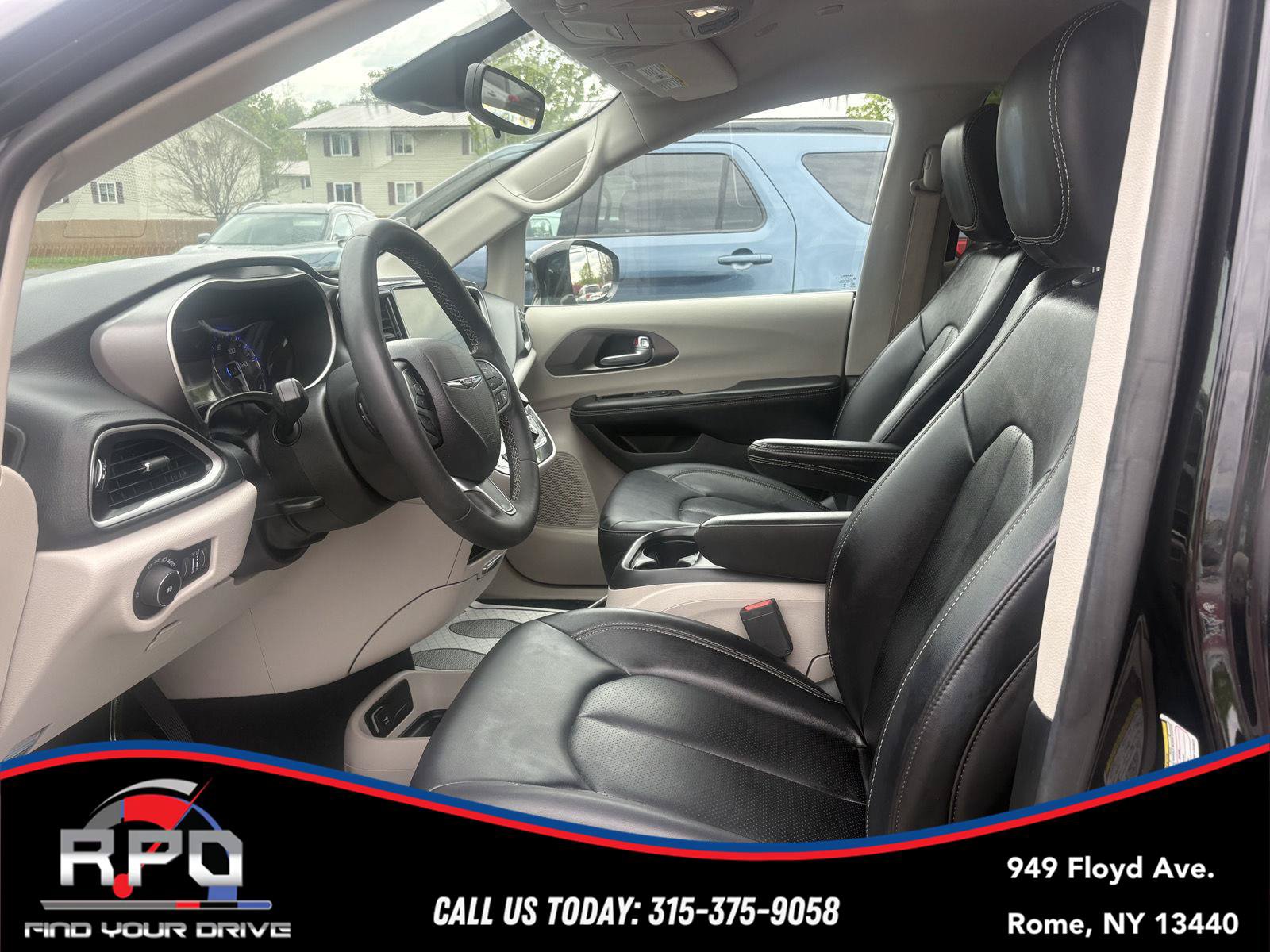 Used 2024 Chrysler Pacifica Touring-L FWD image 14