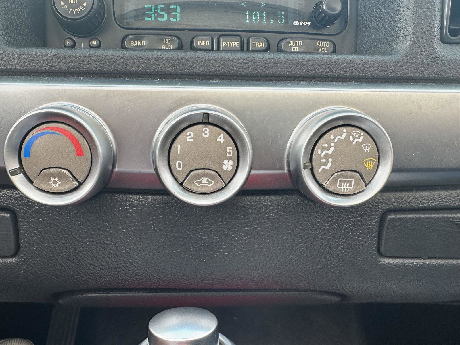 Used 2004 Chevrolet SSR w/ Preferred Equipment Group RWD image 18