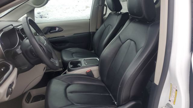 Certified 2024 Chrysler Pacifica Touring-L image 23