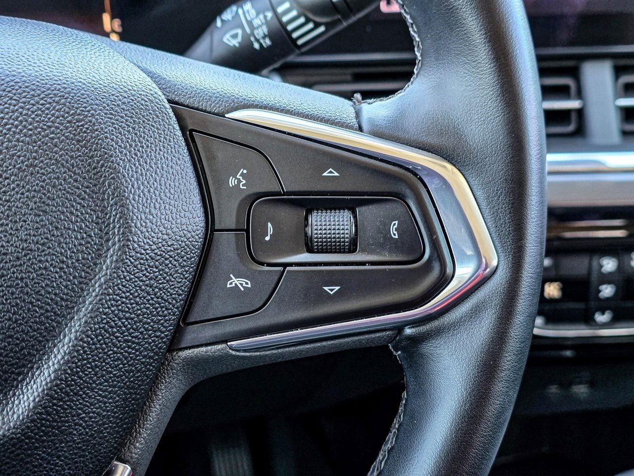 Certified 2024 Chevrolet Trax ACTIV w/ Driver Confidence Package image 17