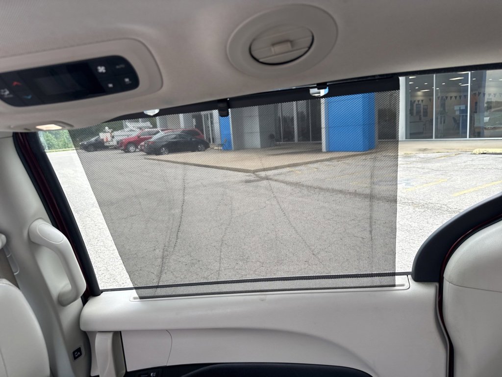 Used 2020 Chrysler Pacifica Limited image 33