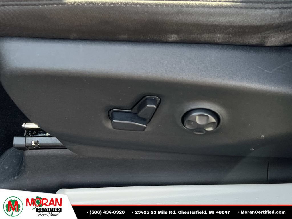 Used 2020 Chrysler Voyager LX FWD image 17