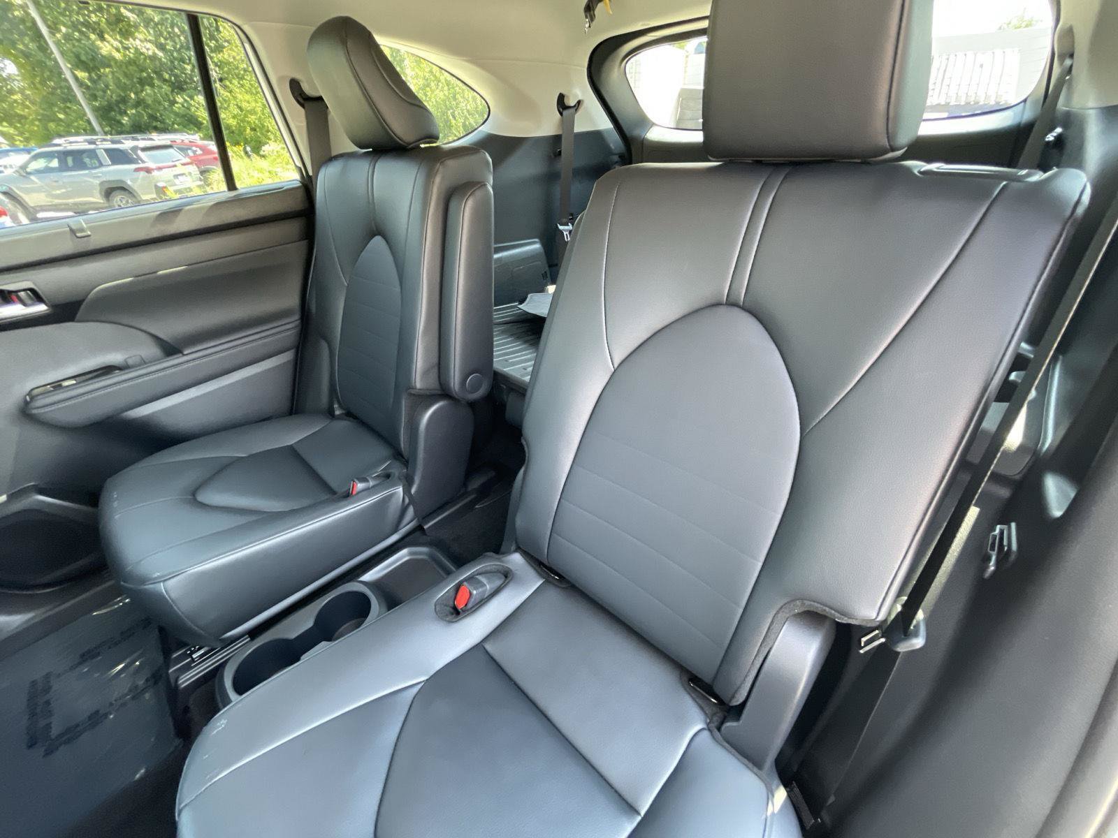 Used 2025 Toyota Highlander XLE AWD/4WD image 5