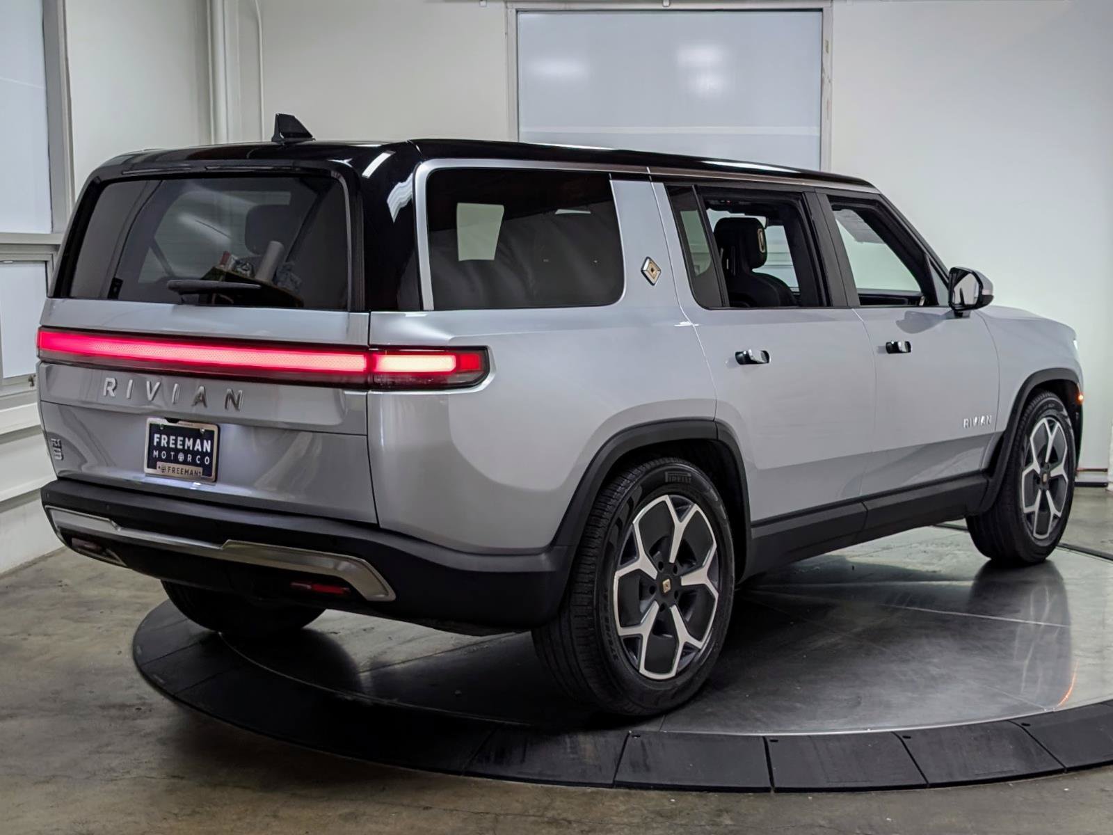 Used 2024 Rivian R1S Adventure AWD/4WD image 9