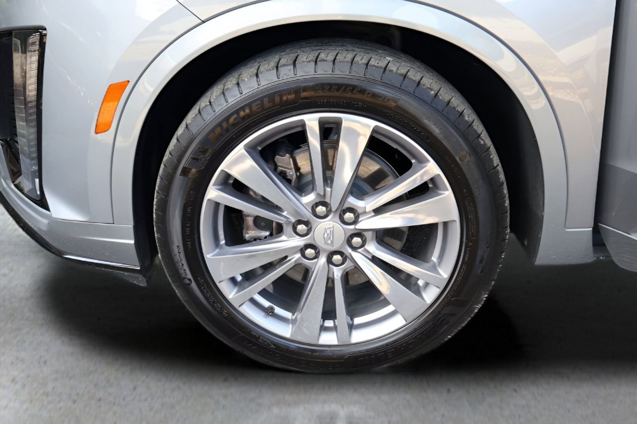 Used 2025 Cadillac XT6 Premium Luxury FWD image 9