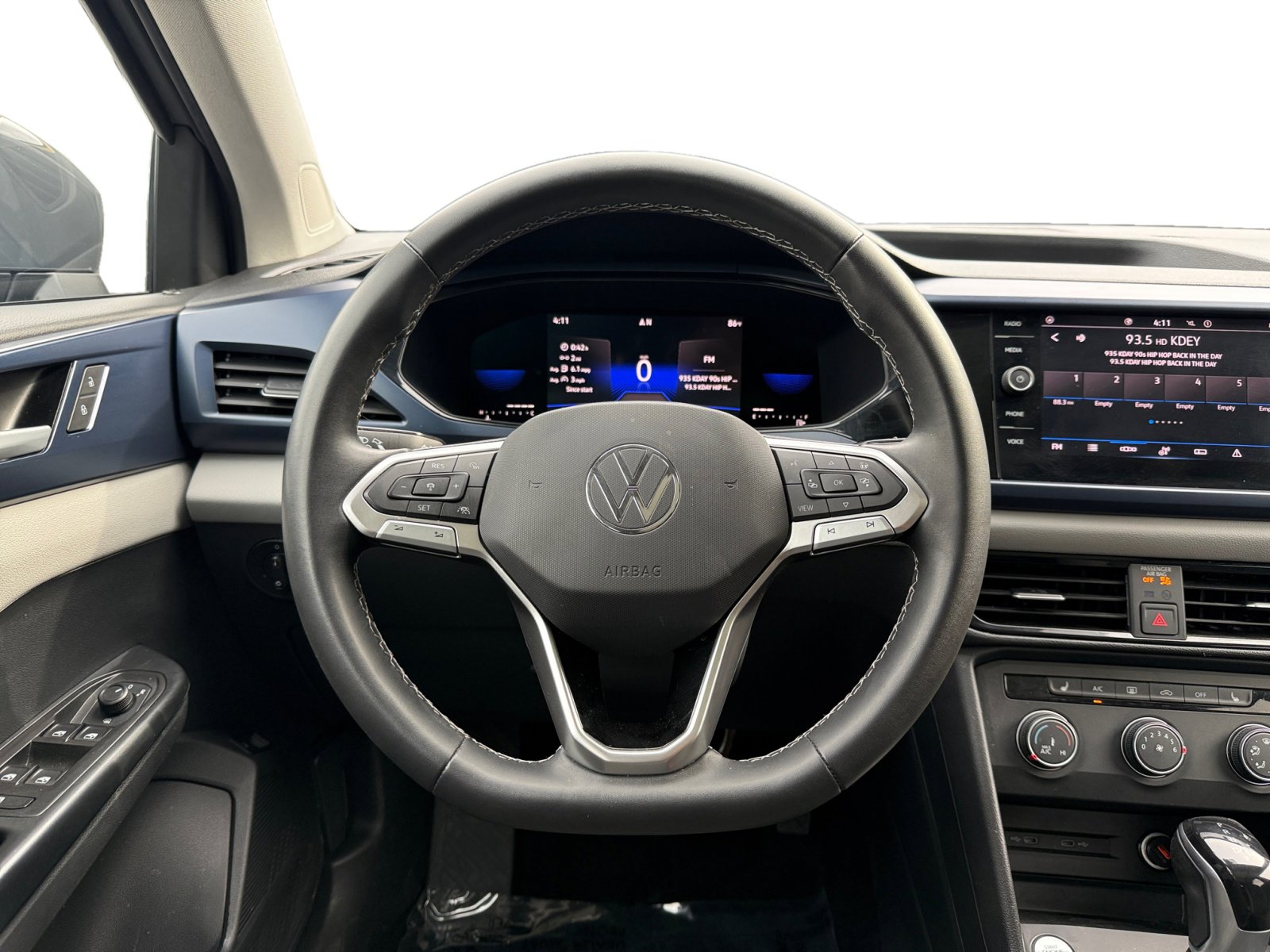 Used 2022 Volkswagen Taos SE w/ Panoramic Sunroof Package image 12