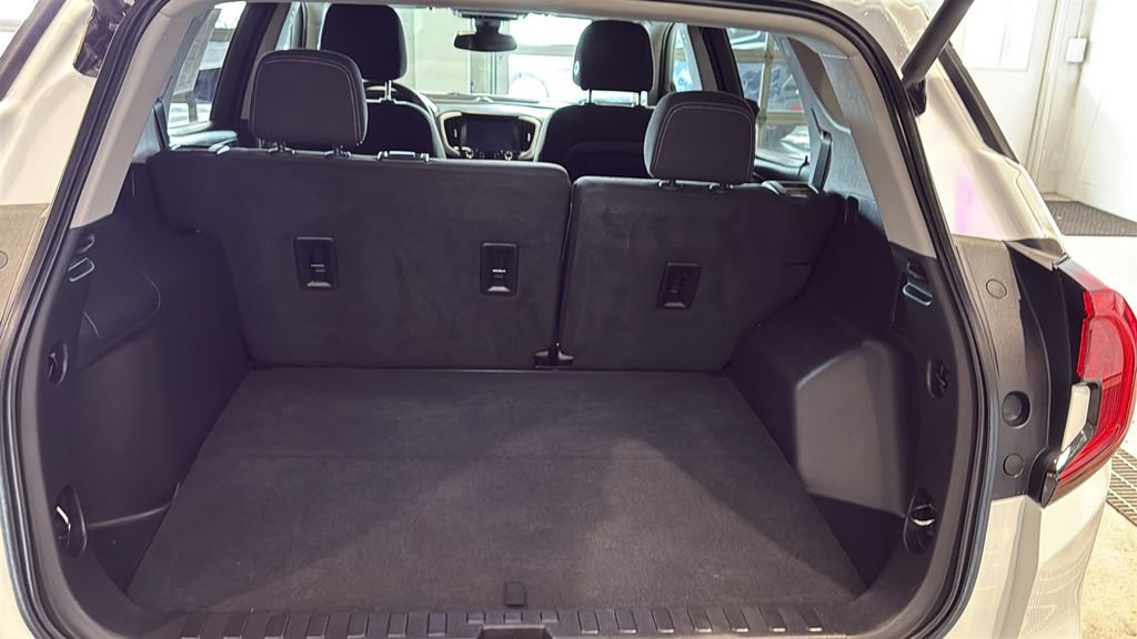 Used 2023 GMC Terrain SLE w/ Driver Convenience Package image 18